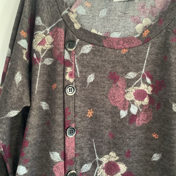 🤩3 for $15 SALE🤩 Maurices Gray Floral Print Top - Picture 2 of 7